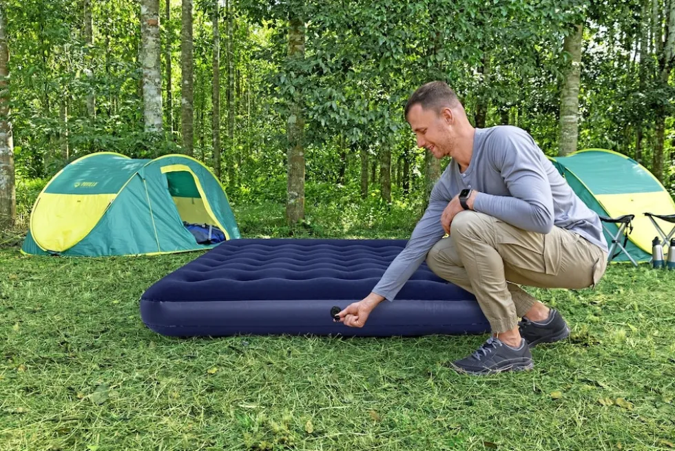 Bestway Doppelluftbett mit integrierter Fußpumpe 203 x 152 x 28 cm