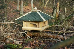 dobar Futterhaus mit grünen Bitumenschindeln inkl. Anflugstangen und 4 Futterbehältern