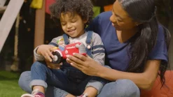 Jazwares - Cocomelon - Mitsing-Traktor mit JJ Spielfigur Lernspielzeug für Kinder ab 2 Jahren